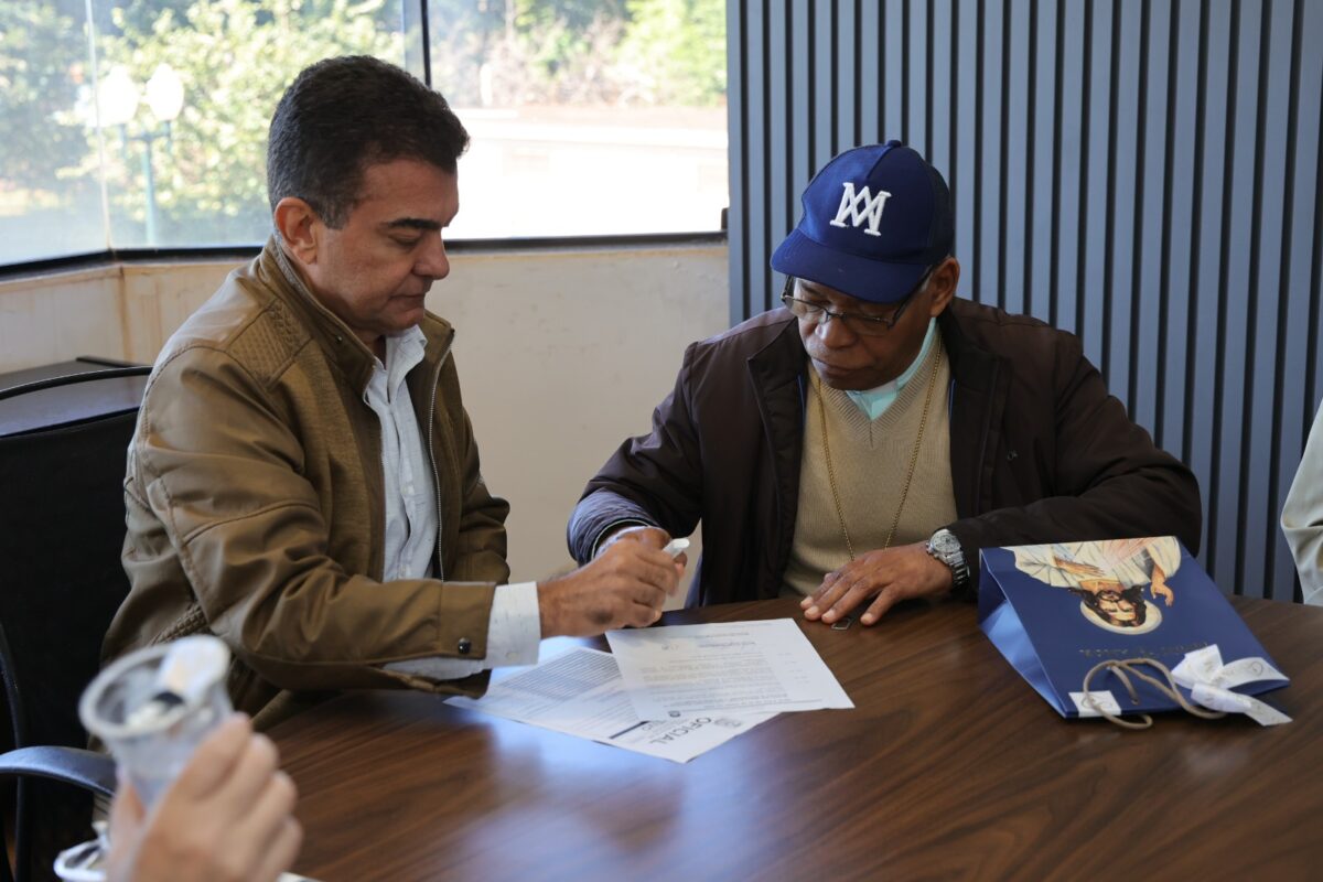 Prefeito Marçal Filho e o bispo diocesano Dom Henrique, durante solenidade no gabinete na manhã desta terça-feira. Foto: A. Frota